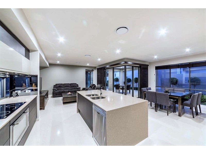 9105 Peter Senior Drive, Hope Island QLD 4212