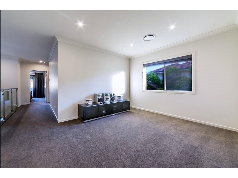 9105 Peter Senior Drive, Hope Island QLD 4212