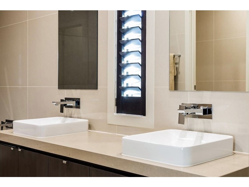 9105 Peter Senior Drive, Hope Island QLD 4212