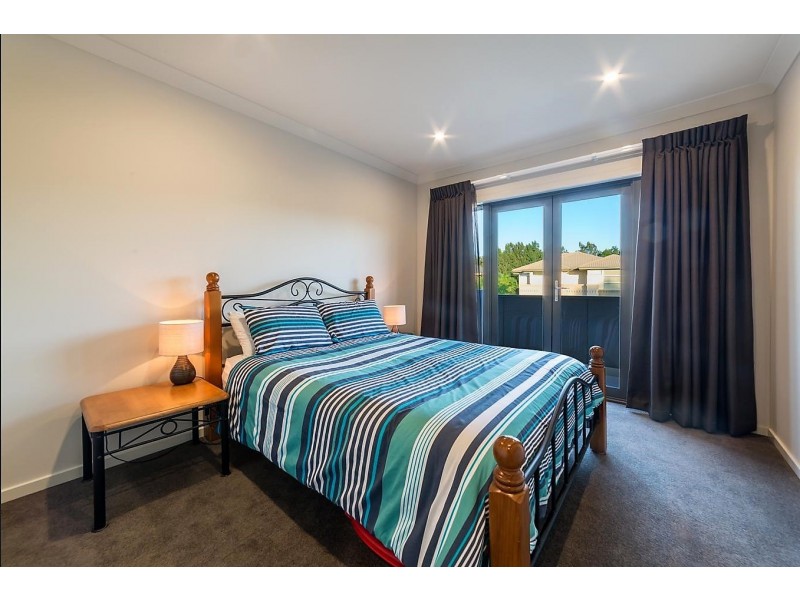9105 Peter Senior Drive, Hope Island QLD 4212