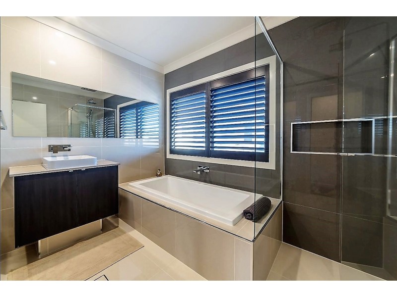 9105 Peter Senior Drive, Hope Island QLD 4212