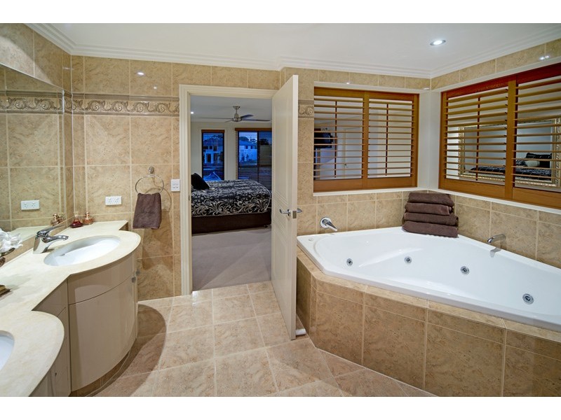 26 Ferrymans Court, Helensvale QLD 4212