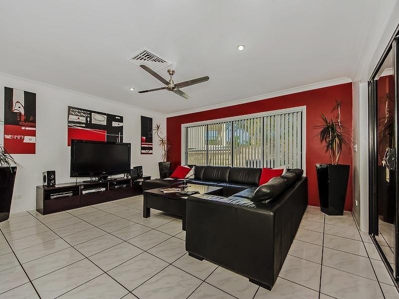 4 Dallow Crescent, Helensvale QLD 4212