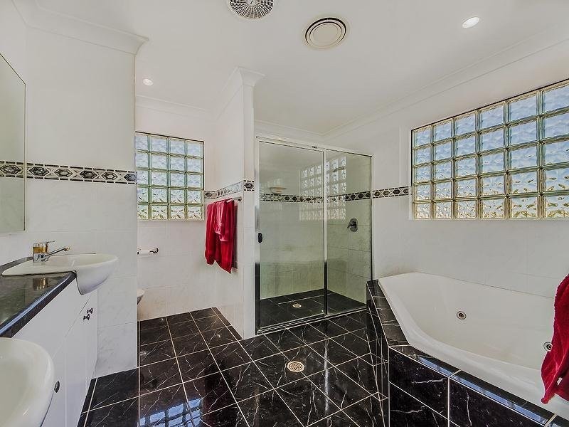 4 Dallow Crescent, Helensvale QLD 4212