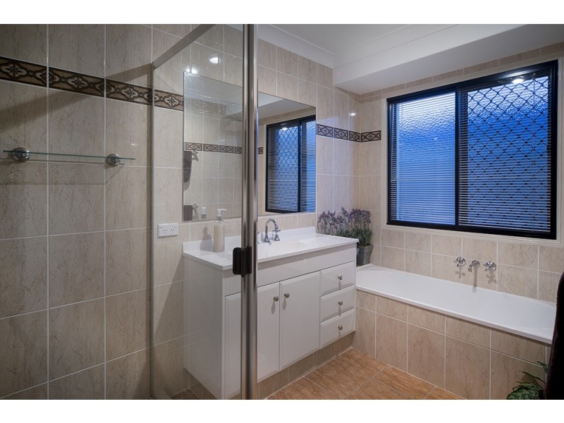 19 Dallow Crescent, Helensvale QLD 4212