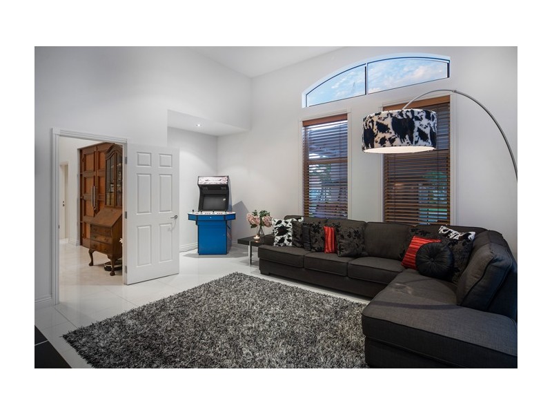 1663 Riverdale Drive, Hope Island QLD 4212