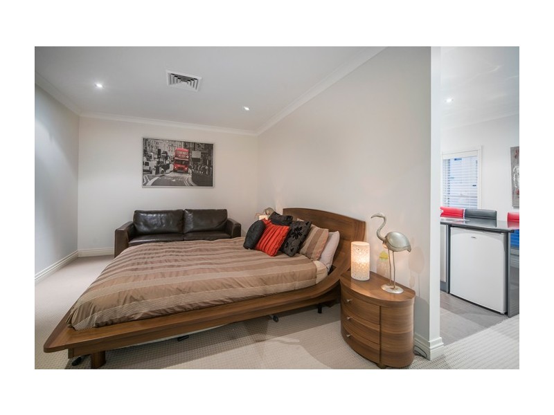 1663 Riverdale Drive, Hope Island QLD 4212