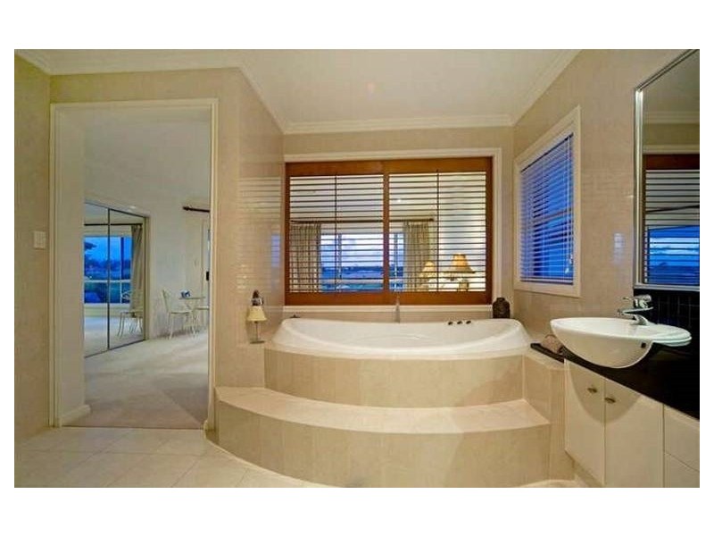 16 Eastpark Waters, Helensvale QLD 4212