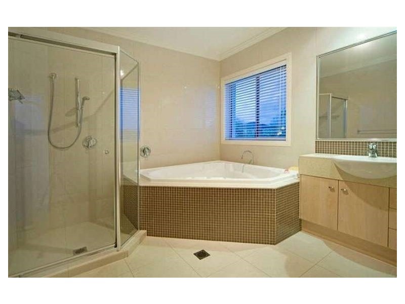 16 Eastpark Waters, Helensvale QLD 4212