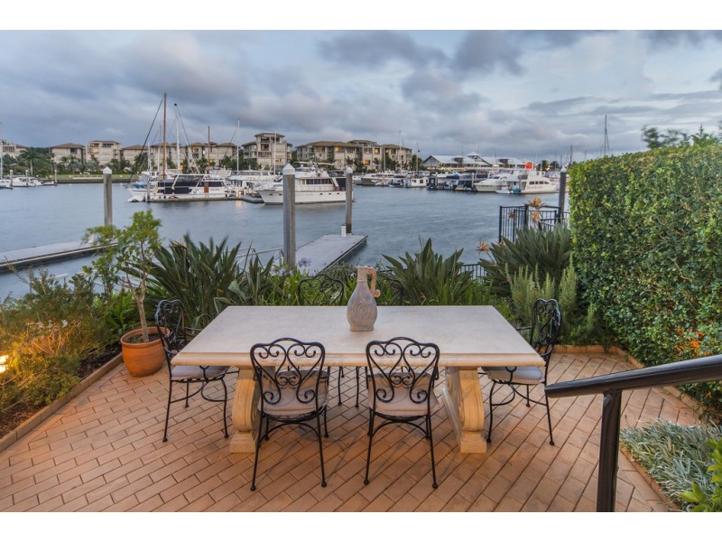 1524 Riverdale Drive, Hope Island QLD 4212