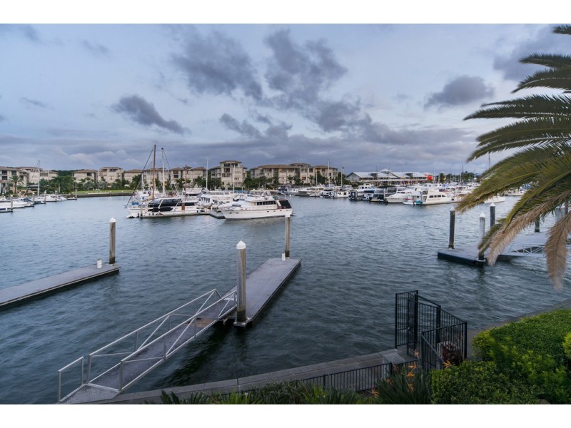 1524 Riverdale Drive, Hope Island QLD 4212