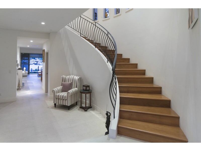 1524 Riverdale Drive, Hope Island QLD 4212