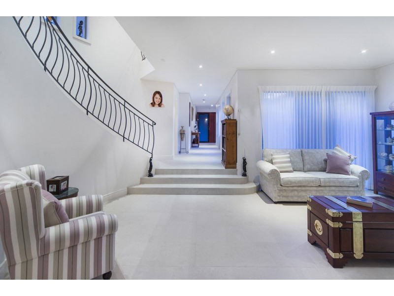 1524 Riverdale Drive, Hope Island QLD 4212