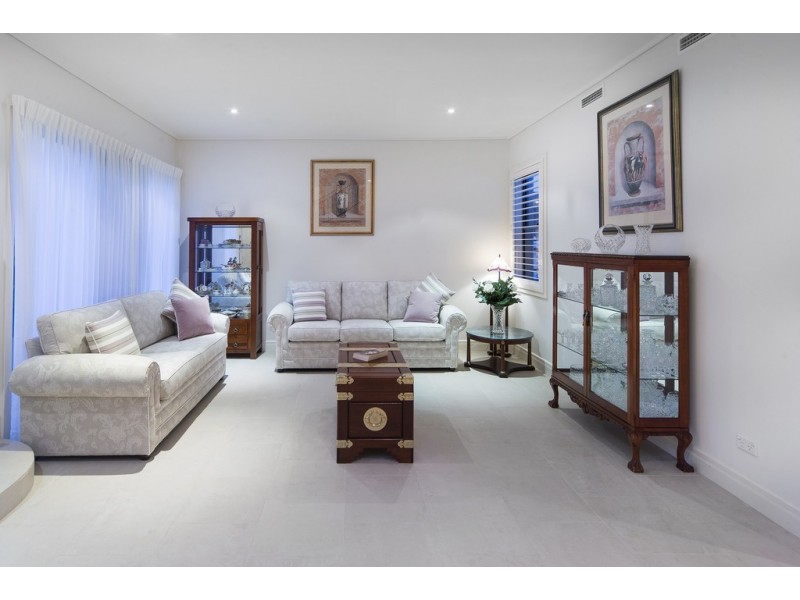 1524 Riverdale Drive, Hope Island QLD 4212