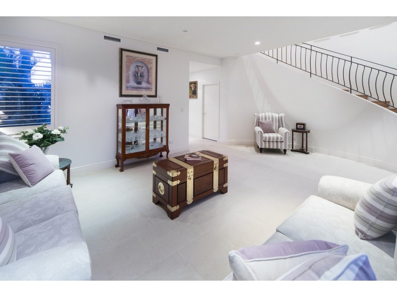 1524 Riverdale Drive, Hope Island QLD 4212