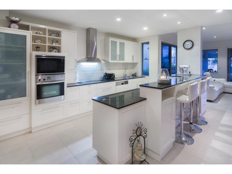 1524 Riverdale Drive, Hope Island QLD 4212