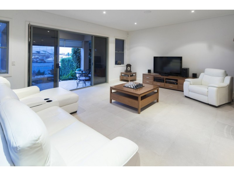 1524 Riverdale Drive, Hope Island QLD 4212