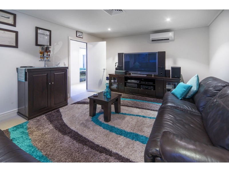 1524 Riverdale Drive, Hope Island QLD 4212