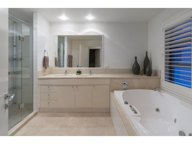 1524 Riverdale Drive, Hope Island QLD 4212