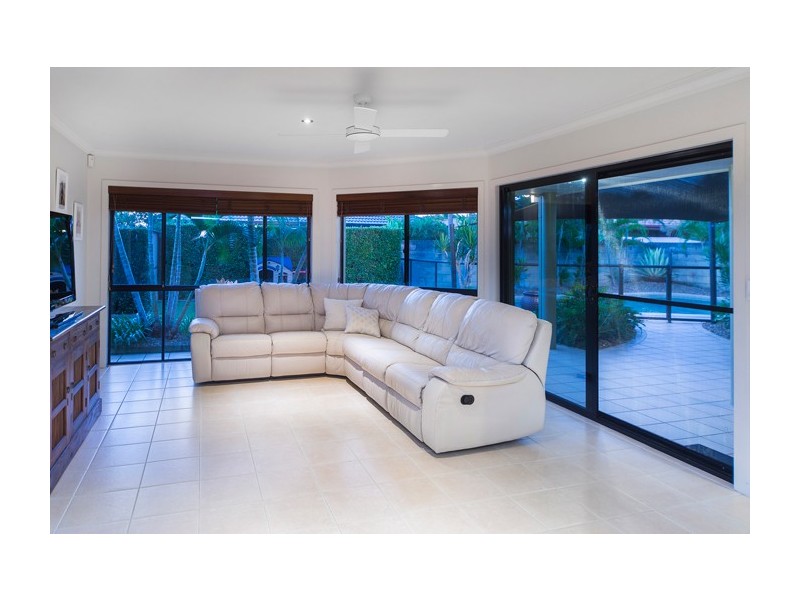 16 Dallow Crescent, Helensvale QLD 4212