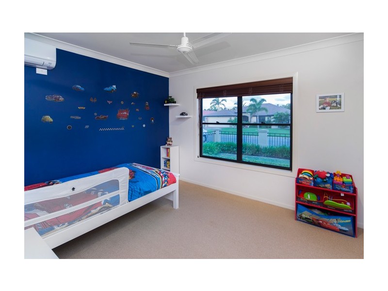 16 Dallow Crescent, Helensvale QLD 4212