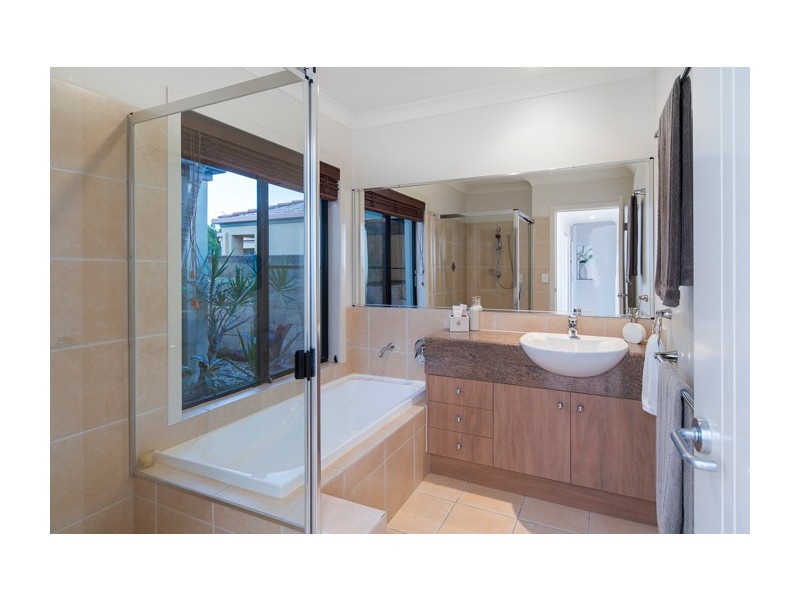 16 Dallow Crescent, Helensvale QLD 4212