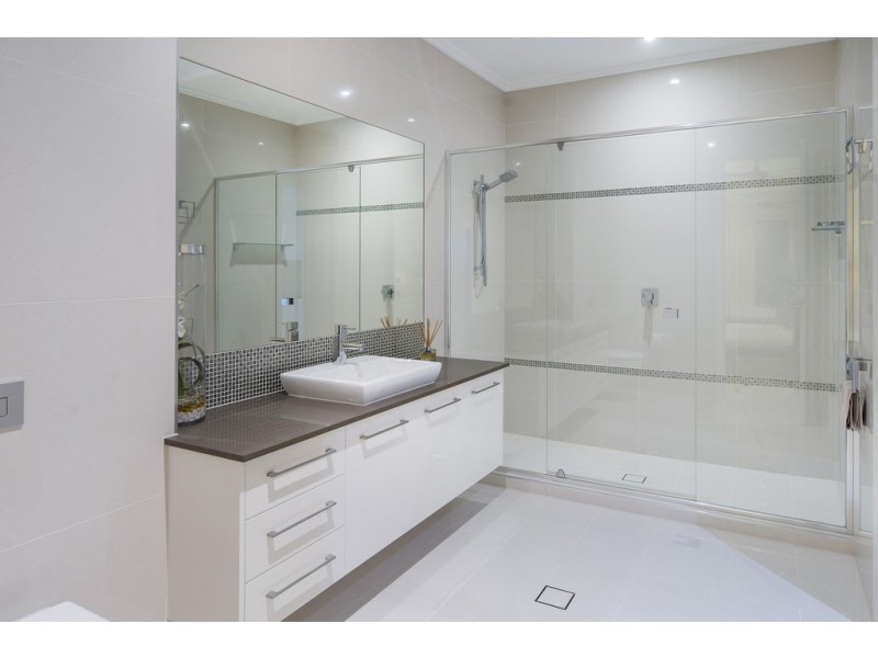 33 River Cove Place, Helensvale QLD 4212
