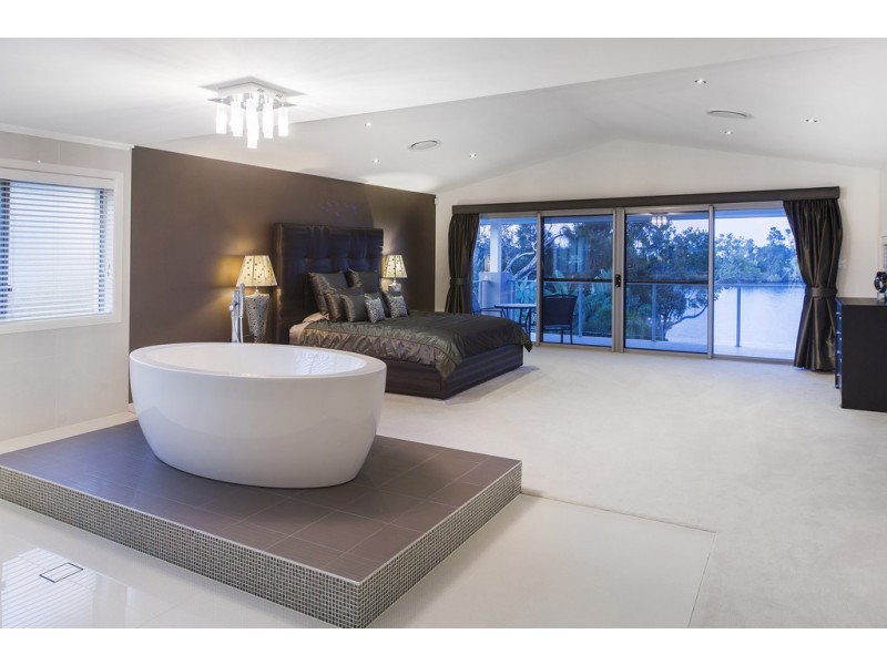 33 River Cove Place, Helensvale QLD 4212