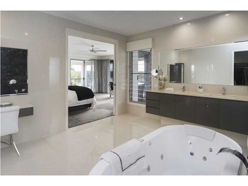 2602 Gracemere Cct North, Hope Island QLD 4212