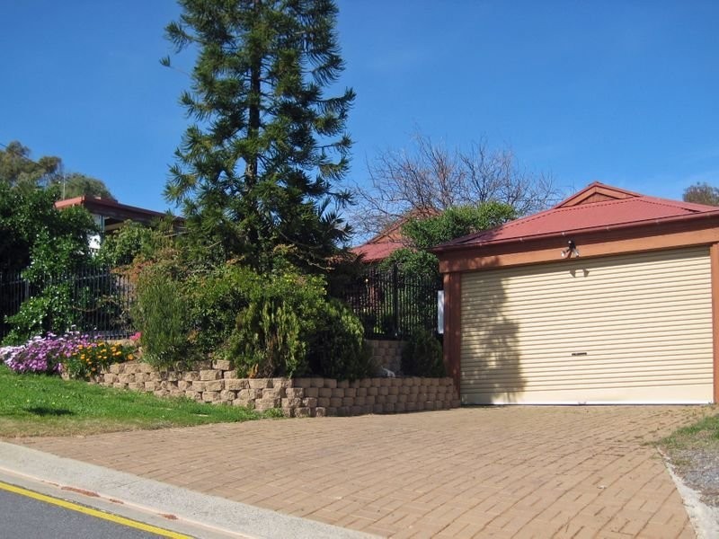 1 Larnoo Street, Hallett Cove SA 5158