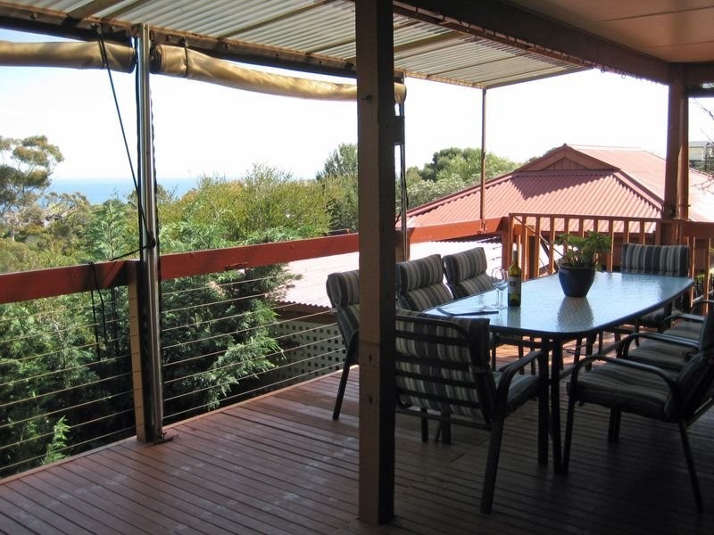 1 Larnoo Street, Hallett Cove SA 5158