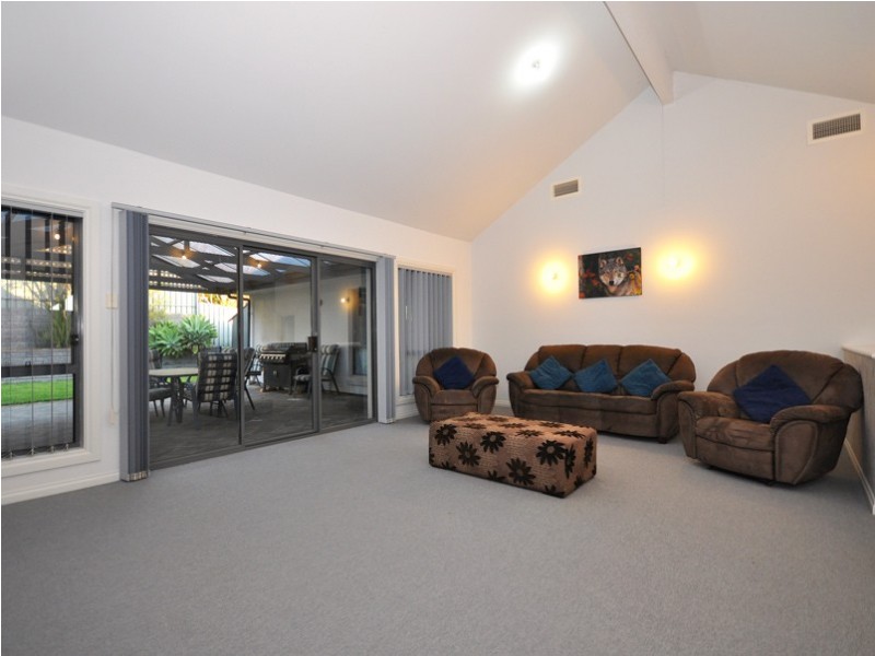 10 Bushland Drive, Aberfoyle Park SA 5159