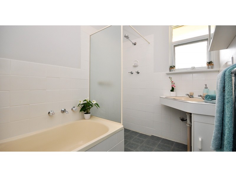 17 Hui-Hui Drive, Happy Valley SA 5159
