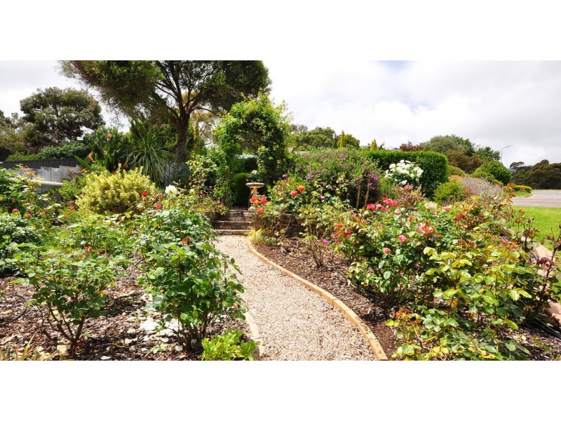 17 Hui-Hui Drive, Happy Valley SA 5159