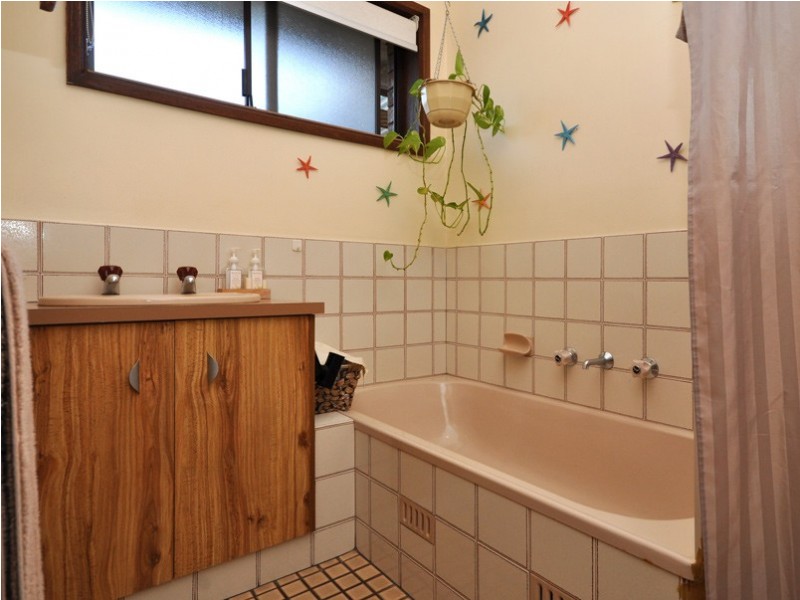 12 Sunnymeade Drive, Aberfoyle Park SA 5159