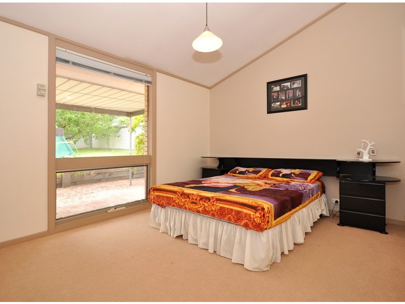 18 Iona Road, Aberfoyle Park SA 5159