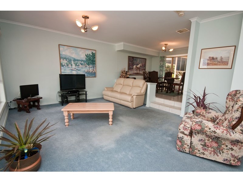 15 Highfield Drive, Aberfoyle Park SA 5159