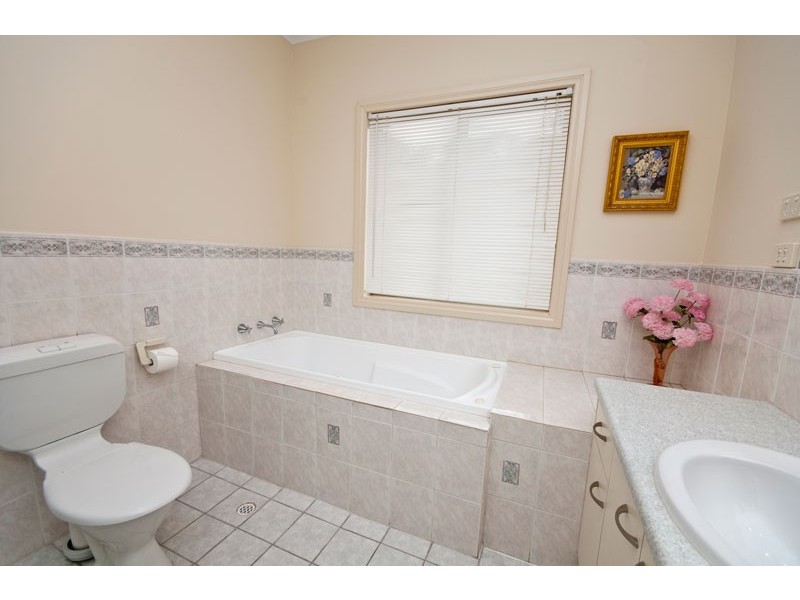 15 Highfield Drive, Aberfoyle Park SA 5159