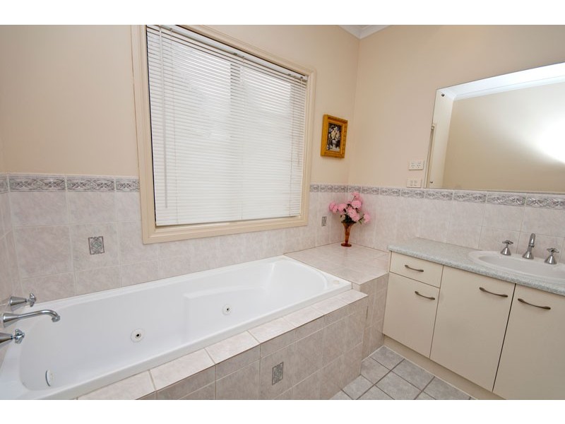 15 Highfield Drive, Aberfoyle Park SA 5159