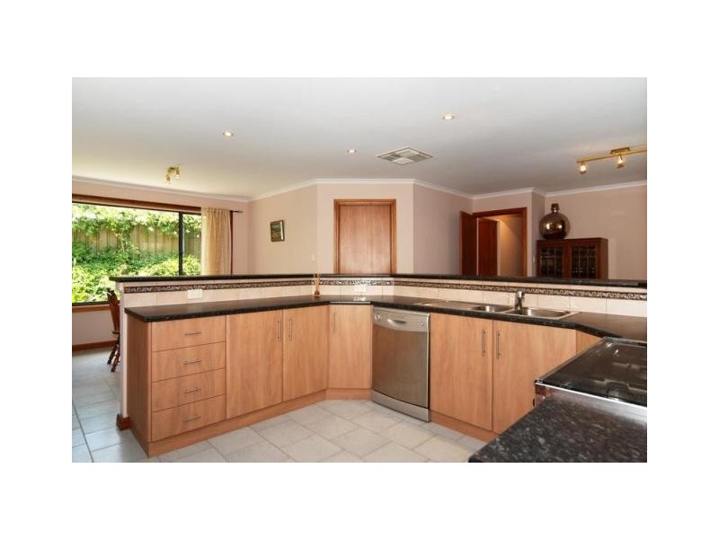 31 Dunalbyn Drive, Aberfoyle Park SA 5159