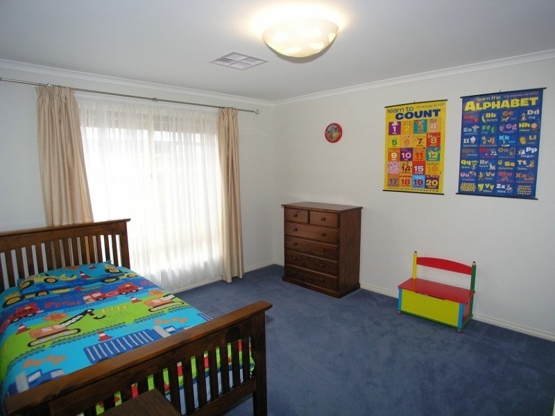 5 Kari Crescent, Huntfield Heights SA 5163