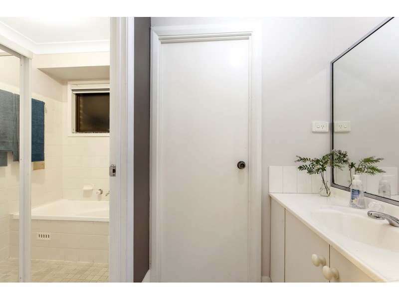 15 Scarborough Place, Bateau Bay NSW 2261