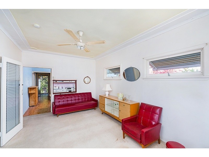 24 Talinga Ave, Point Clare NSW 2250