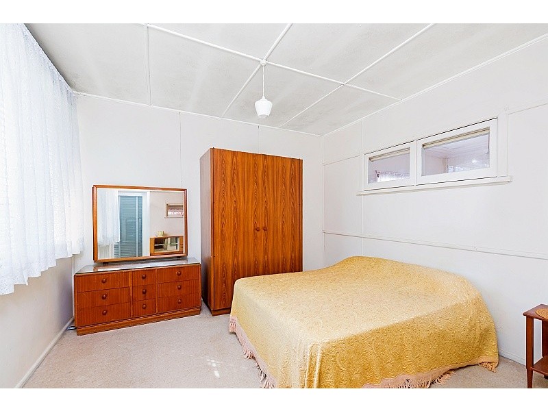 24 Talinga Ave, Point Clare NSW 2250