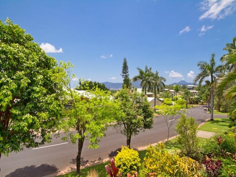 1 Rosemont Court, Mooroobool QLD 4870