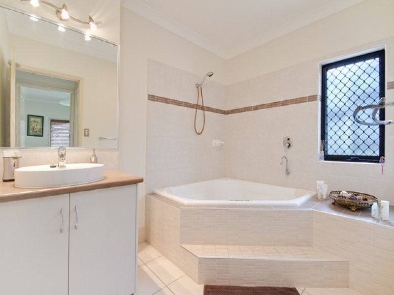 33 Goodsell Dr, Bentley Park QLD 4869