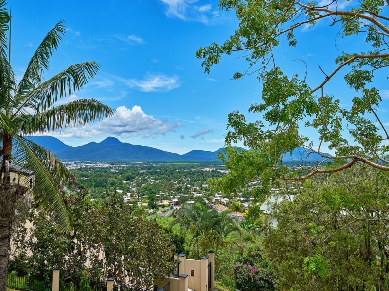 7 Solomon Place, Mooroobool QLD 4870