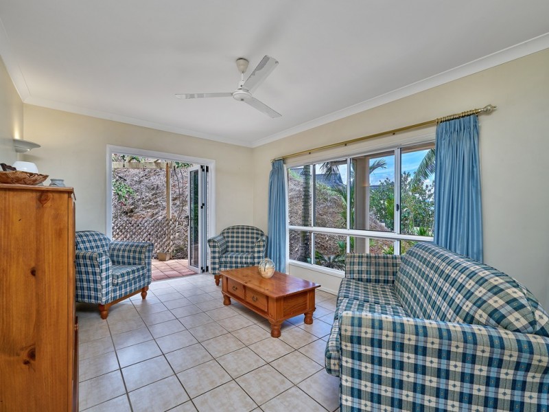 7 Solomon Place, Mooroobool QLD 4870