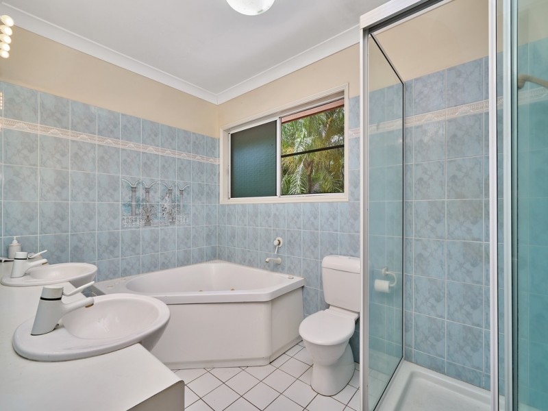 7 Solomon Place, Mooroobool QLD 4870
