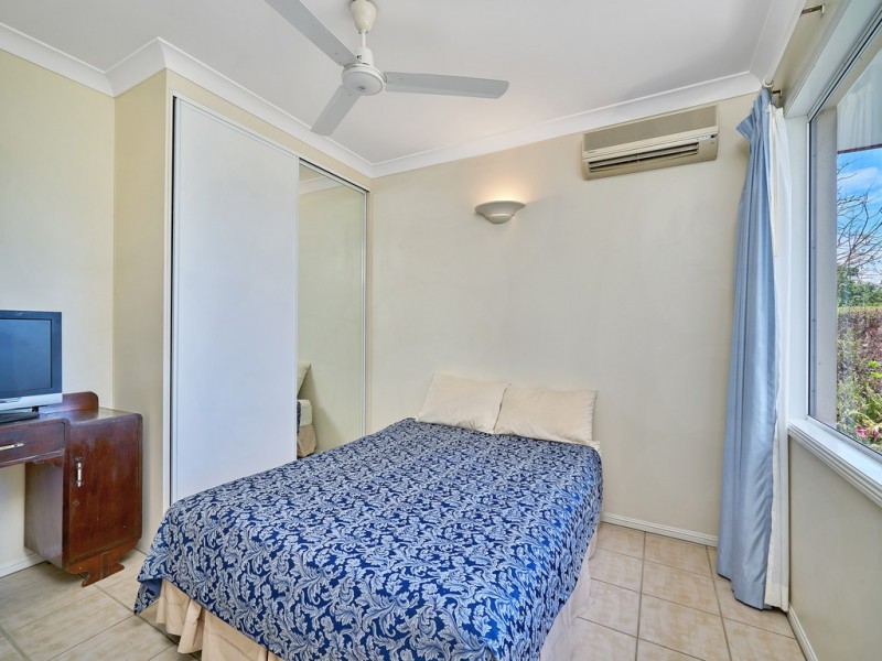 7 Solomon Place, Mooroobool QLD 4870